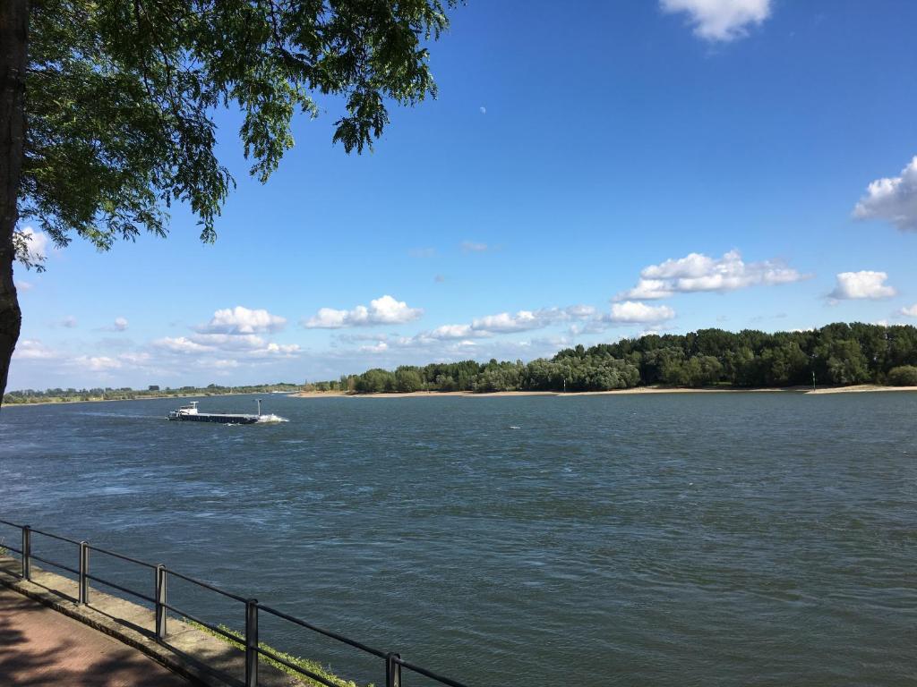 ein Boot im Wasser auf einem Fluss in der Unterkunft City Apartments Will in Emmerich