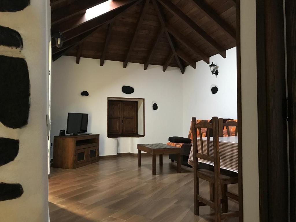 a living room with a table and a tv at Casa Los Mansino in La Victoria de Acentejo