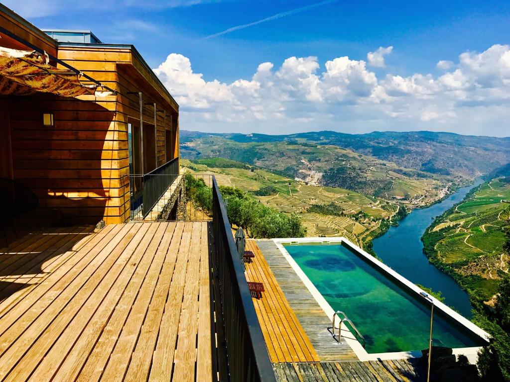 een balkon met een zwembad en uitzicht op een rivier bij Quinta de Santa Marinha in Castedo