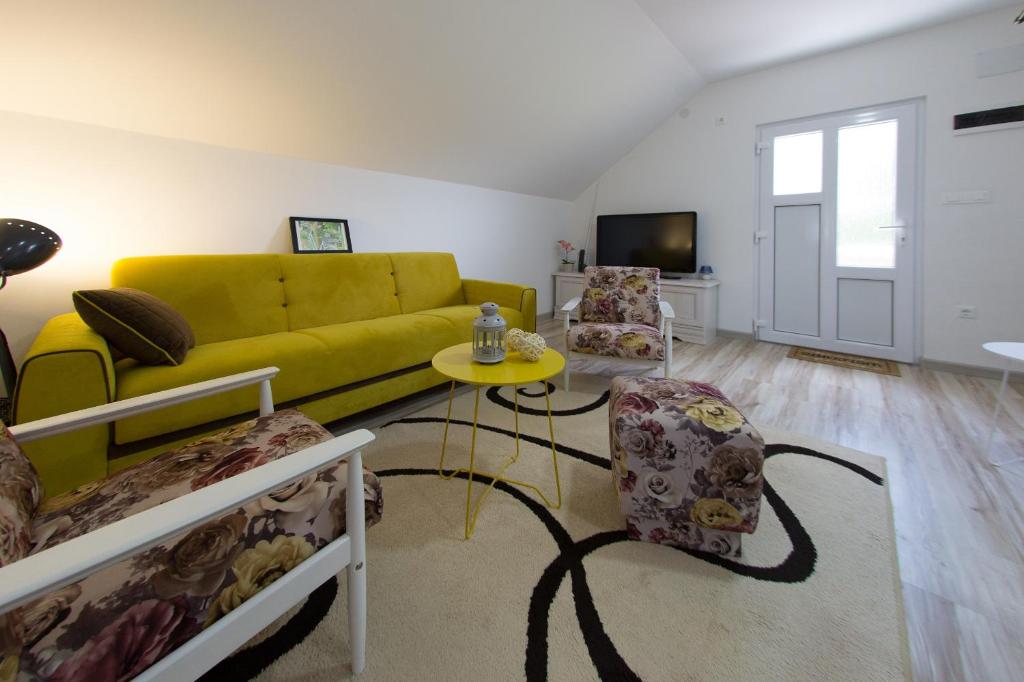 Televízia a/alebo spoločenská miestnosť v ubytovaní Apartment Kalimero