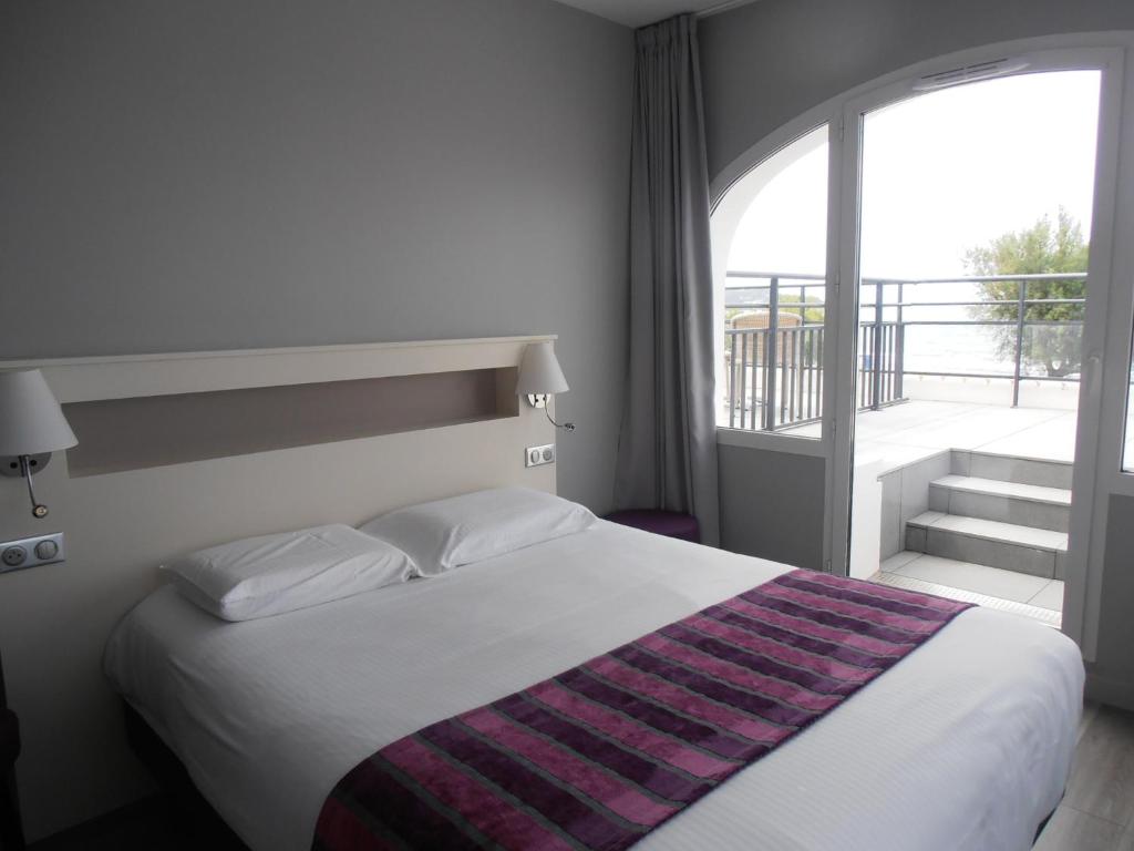 Postel nebo postele na pokoji v ubytování Hôtel Valencia