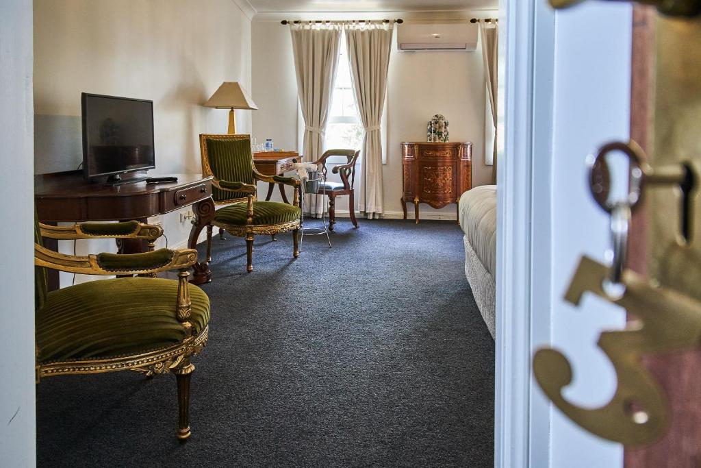 TV a/nebo společenská místnost v ubytování The Bronte Boutique Hotel