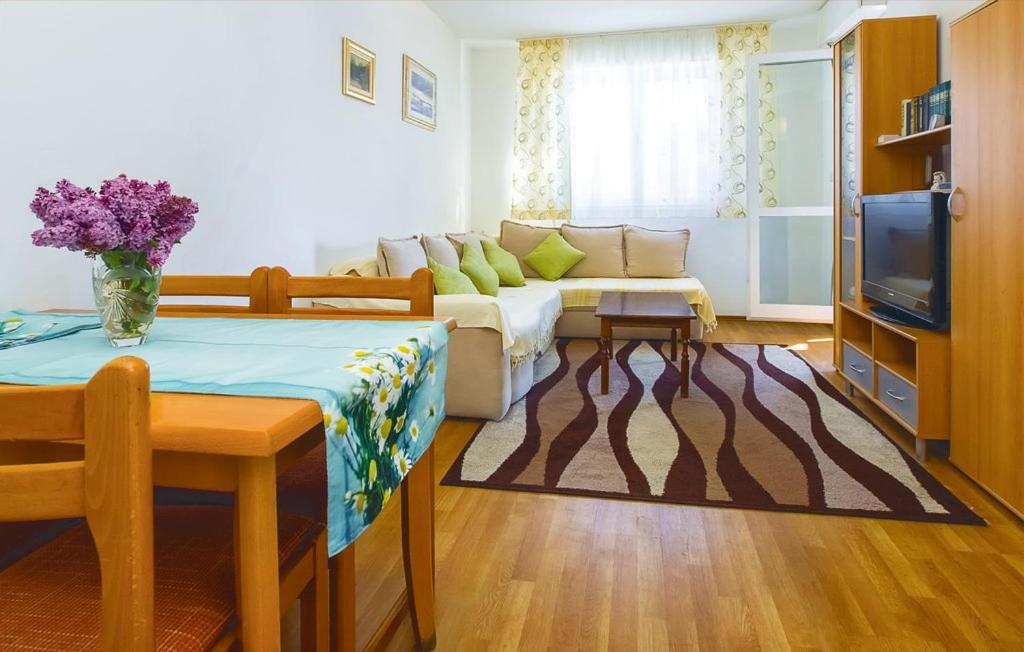 sala de estar con sofá y mesa en Apartment Mešin en Split