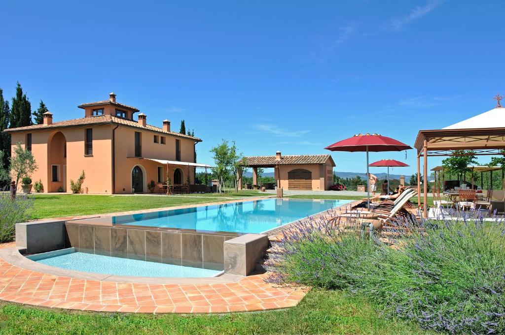 una piscina frente a una casa en Villa Lestra, en Montelopio