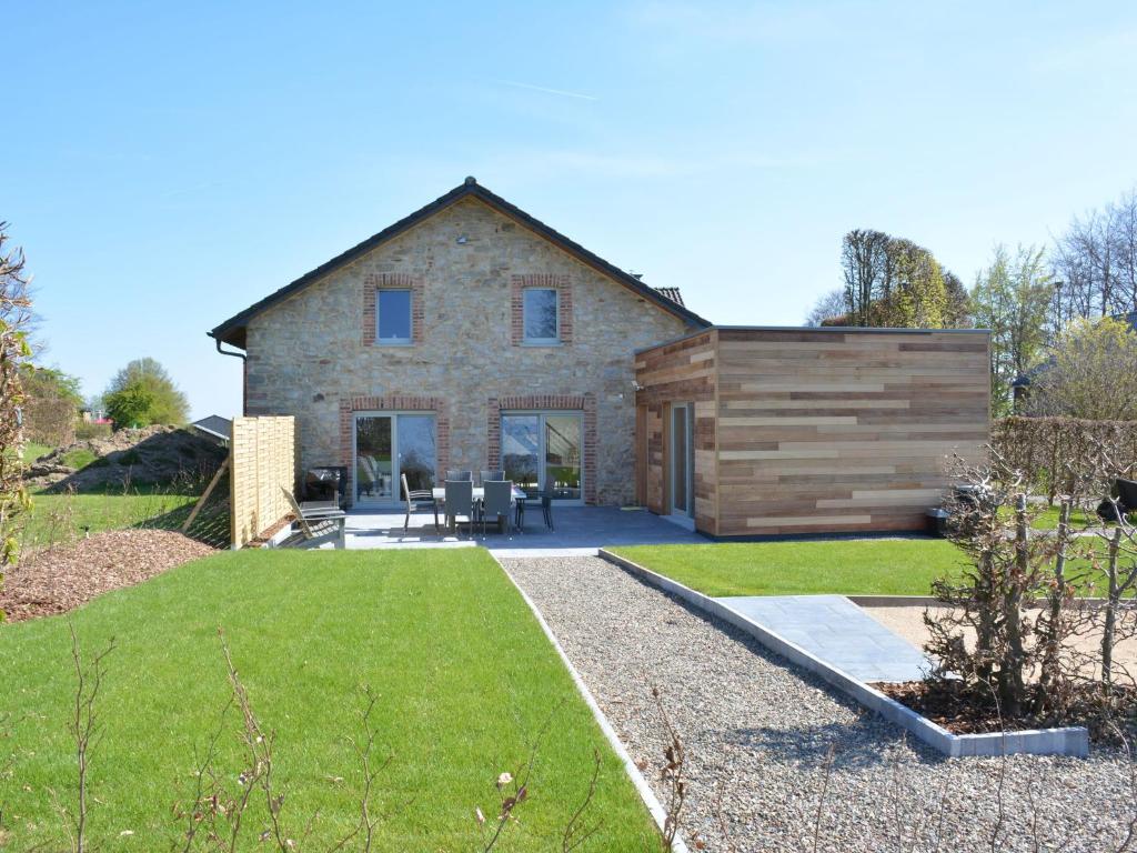 Cette grande maison en pierre dispose d'une terrasse et d'herbe. dans l'établissement Tasteful Holiday Home in Waimes with Sauna, à Ovifat