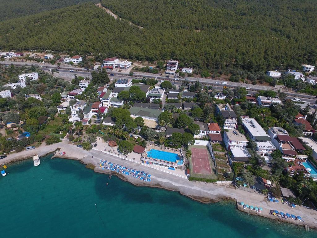 GuvercinlikにあるGreenport Bodrum Hotelの水辺のリゾートの空中ビュー