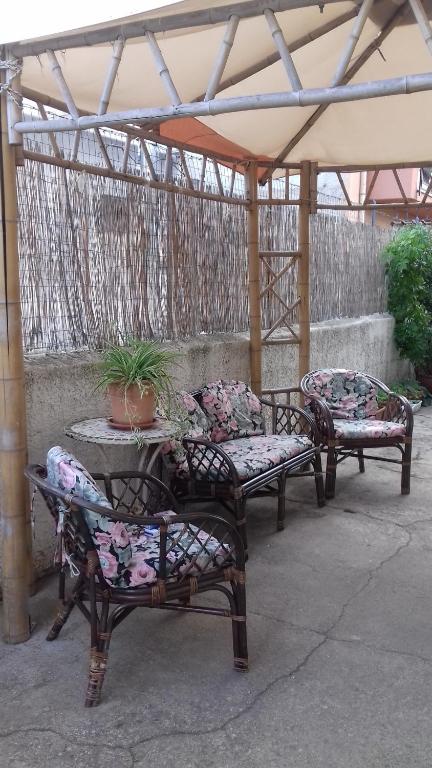 チーニジにあるAppartamentino Cinisiの鉢植えの椅子3脚
