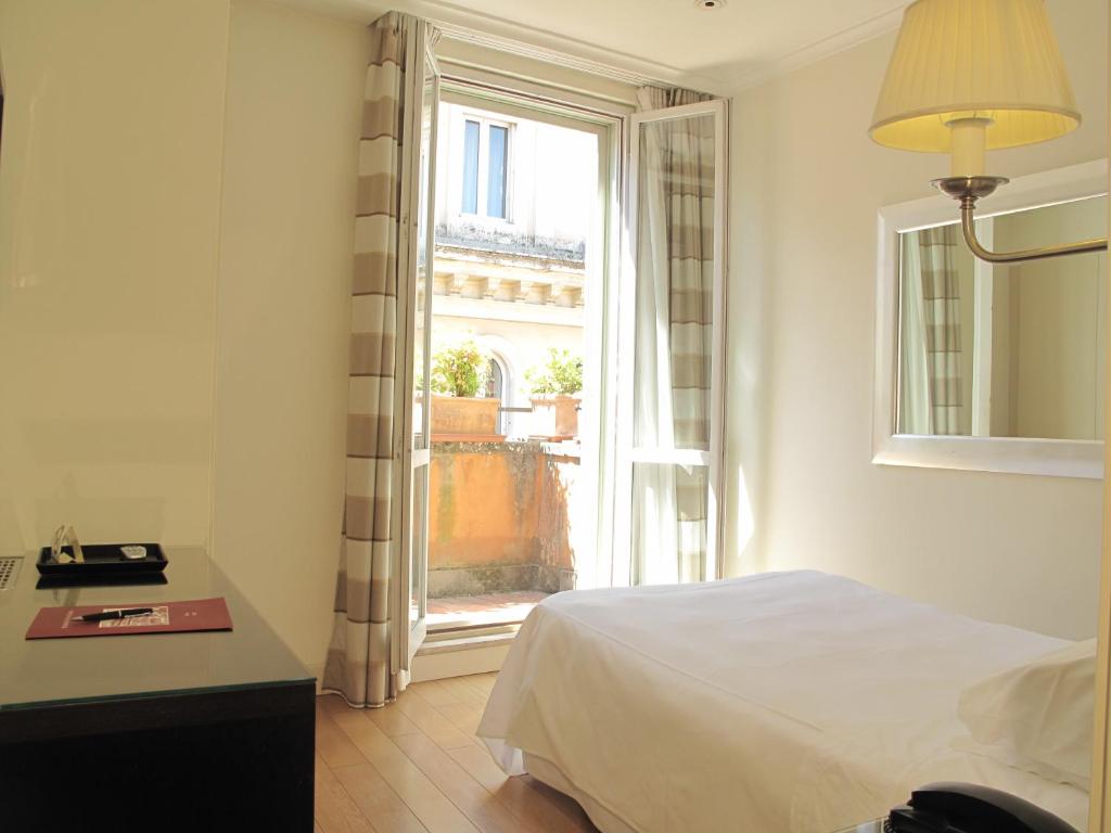 A bed or beds in a room at Hotel Albergo Santa Chiara