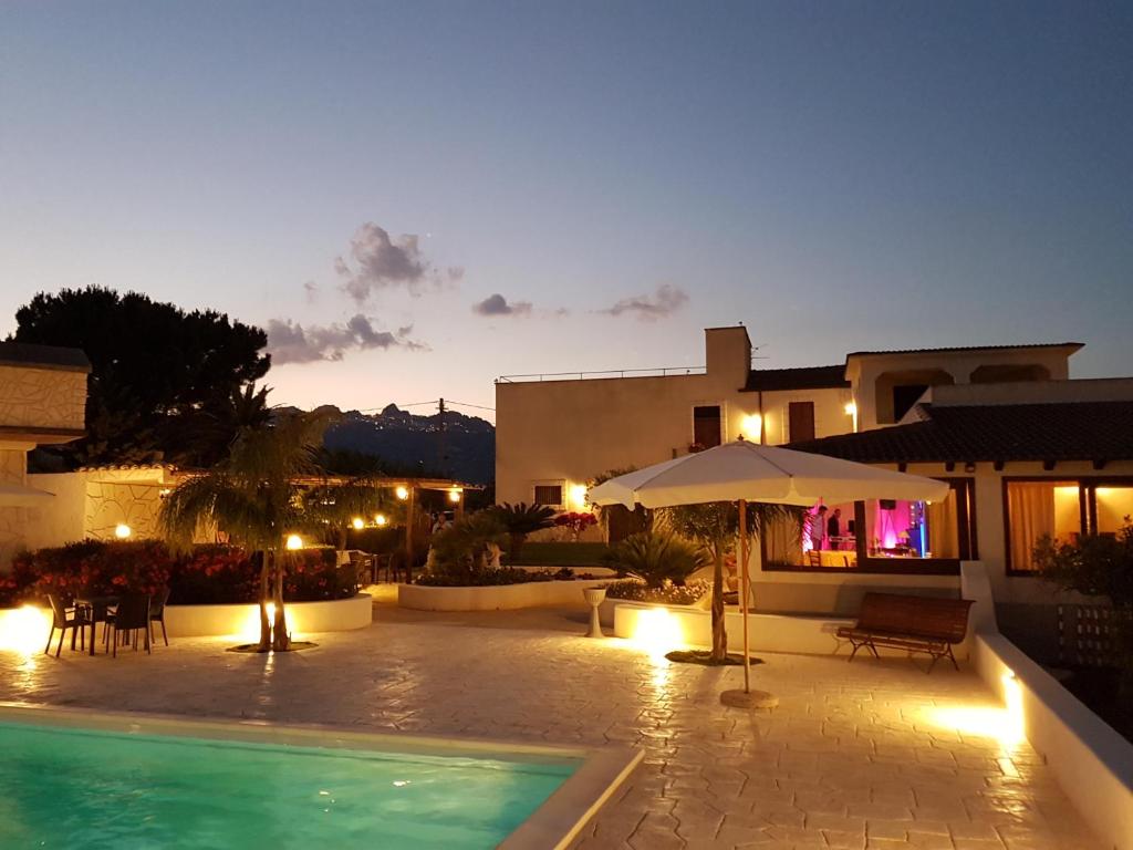 a villa with a swimming pool at night at Le Zarafe in Caltabellotta