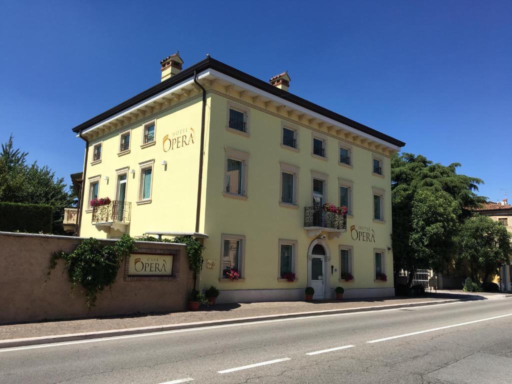 Budova, kde se hotel nachází