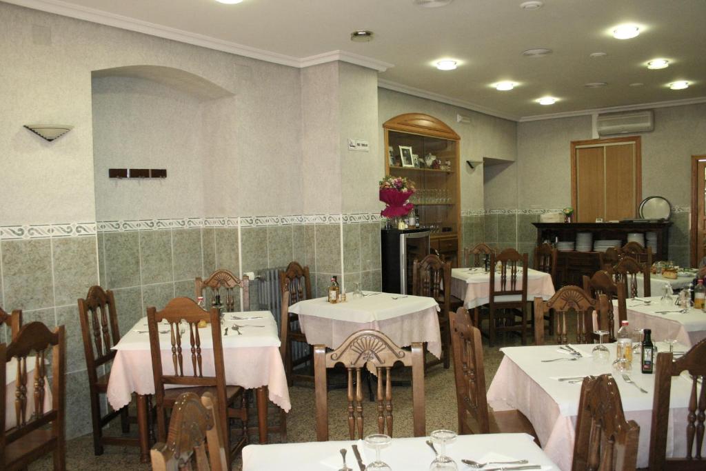 Majoituspaikan Hostal Restaurante Raton ravintola tai vastaava paikka