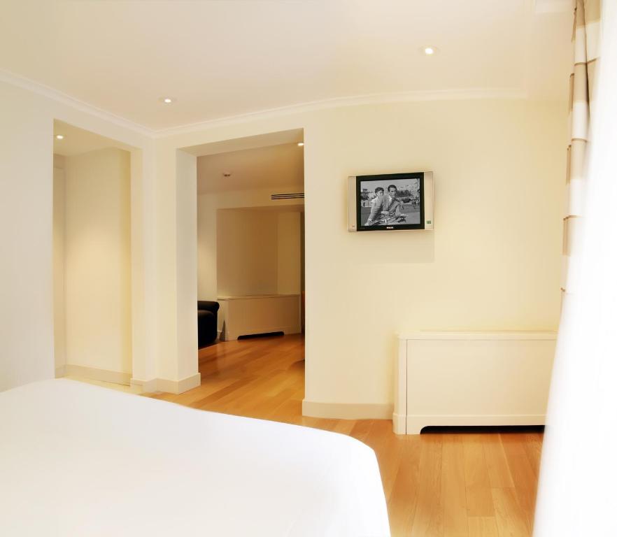 A television and/or entertainment centre at Hotel Albergo Santa Chiara