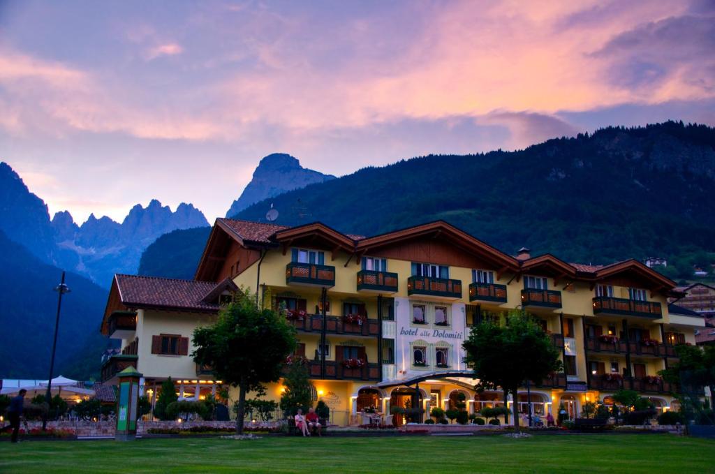Nespecifikovaný výhled na hory nebo výhled na hory při pohledu z hotelu
