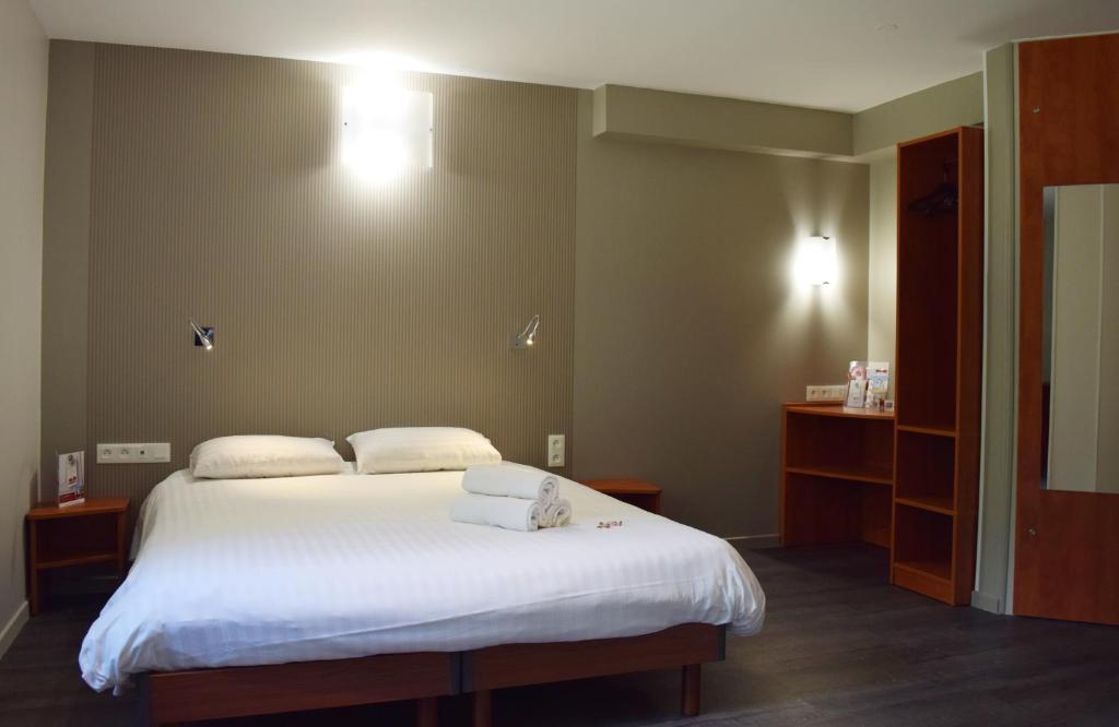 Brit Hotel Reims La Pompelle - Superior-Dreibettzimmer