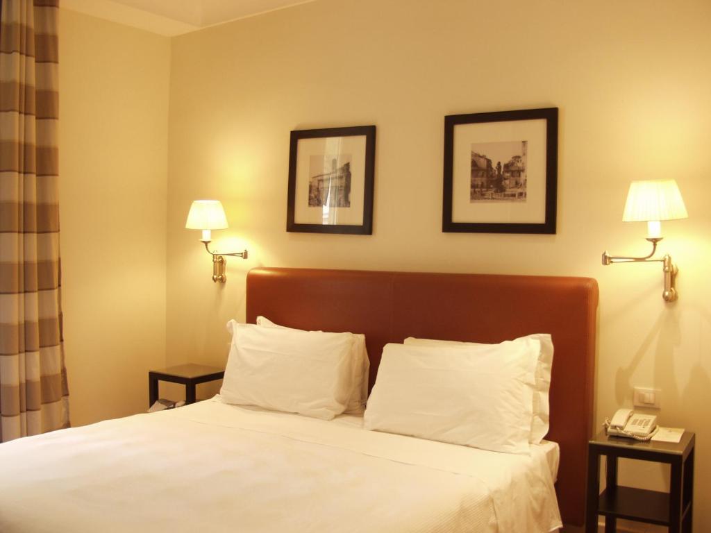 A bed or beds in a room at Hotel Albergo Santa Chiara