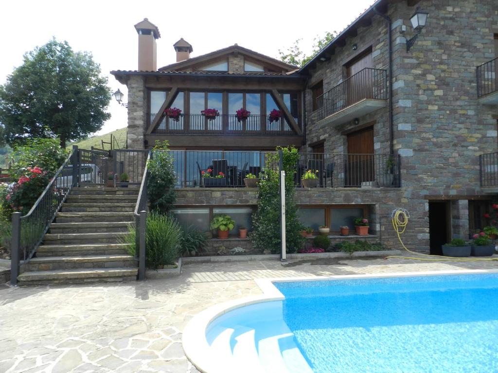 Bazén v ubytování Apartaments El Tossalet nebo v jeho okolí