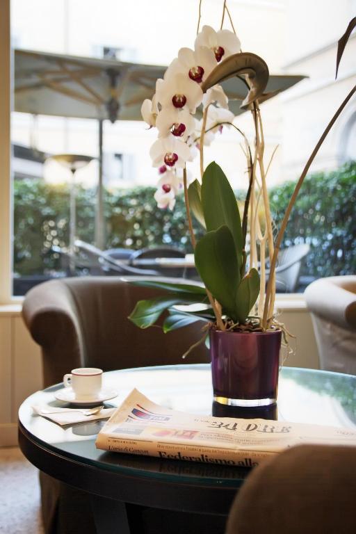 A seating area at Hotel Albergo Santa Chiara