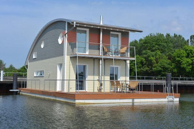 ein Haus auf einem Boot im Wasser in der Unterkunft "Rügen" in Wiek auf Rügen 