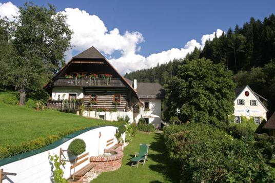 uma casa grande com uma piscina em frente em Landhotel Neugebauer em Löllinggraben