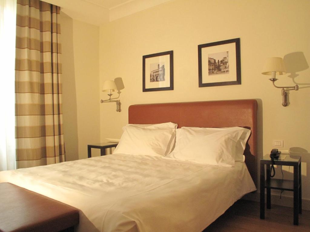 A bed or beds in a room at Hotel Albergo Santa Chiara