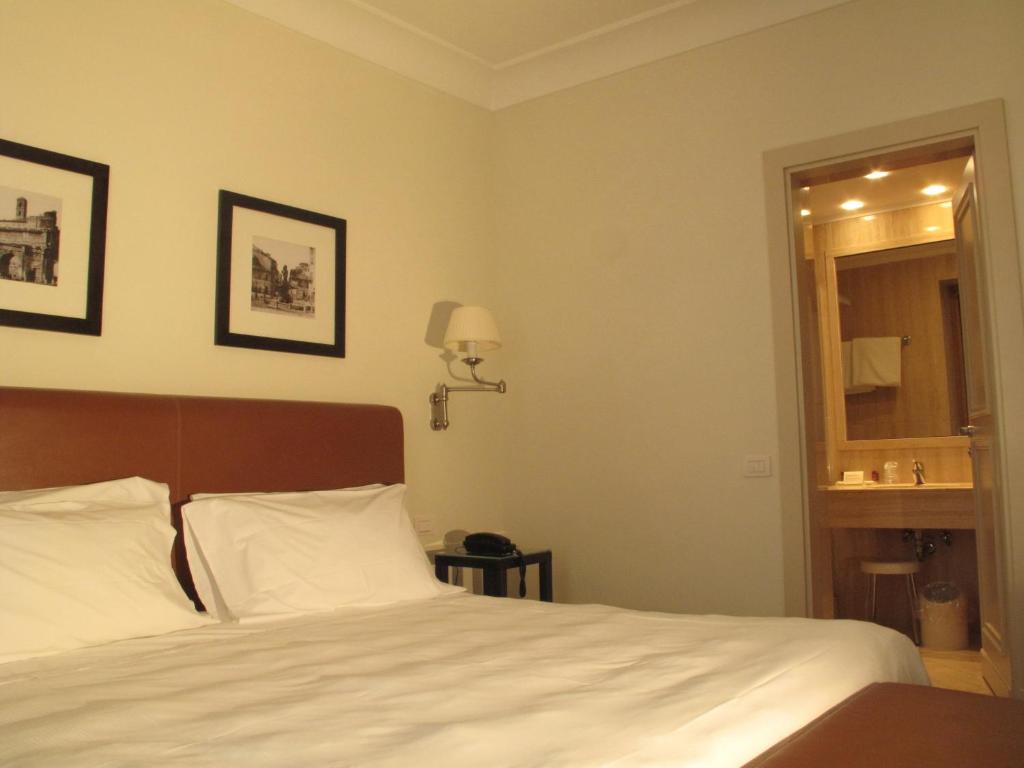 A bed or beds in a room at Hotel Albergo Santa Chiara