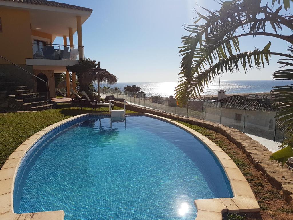 a swimming pool with a view of the ocean at Villa Balcon del Duque in Zahara de los Atunes