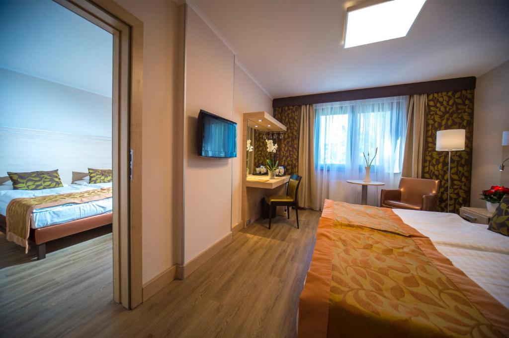 Postel nebo postele na pokoji v ubytování Hotel Sopron