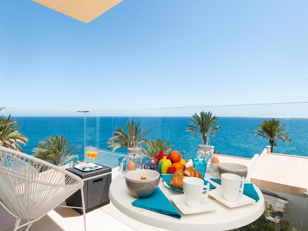サンアグスティンにあるSeaviews & Terrace Apartment San Agustin Las Floresの海の景色を望むバルコニー(朝食用テーブル付)