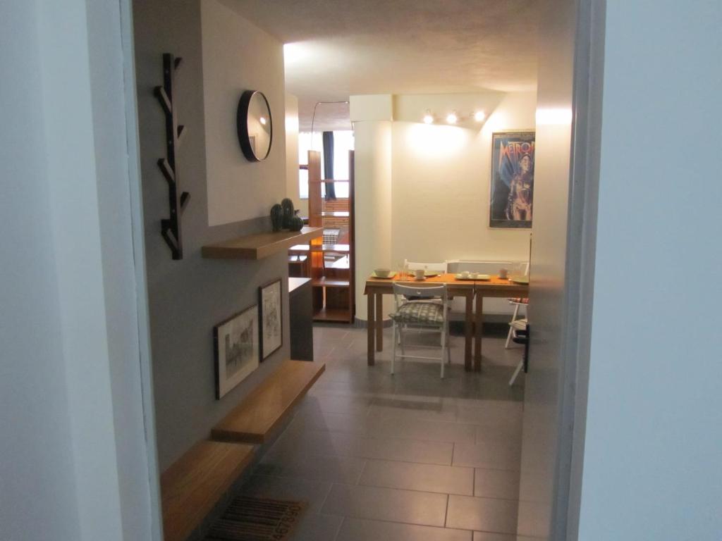sala de estar con mesa y comedor en Vignalunga, en Mondovì