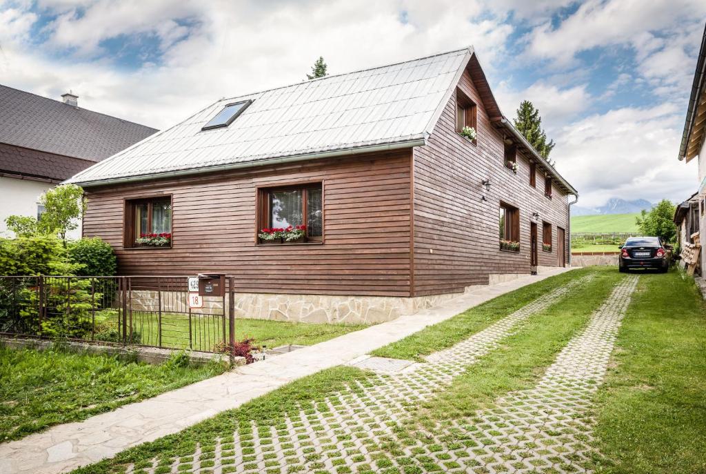 een schuur met een auto ervoor geparkeerd bij Mária Kičáková TATRY MKS in Štrba