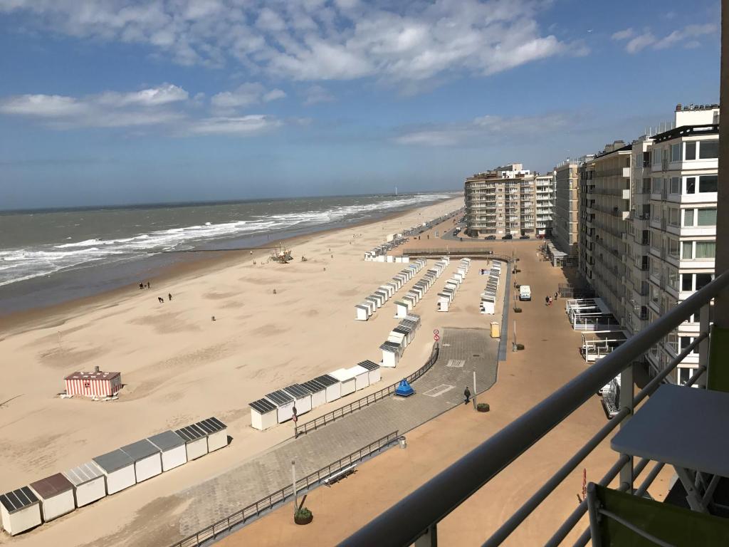 een uitzicht op een strand met parasols en de oceaan bij Apartment S7 in Oostende