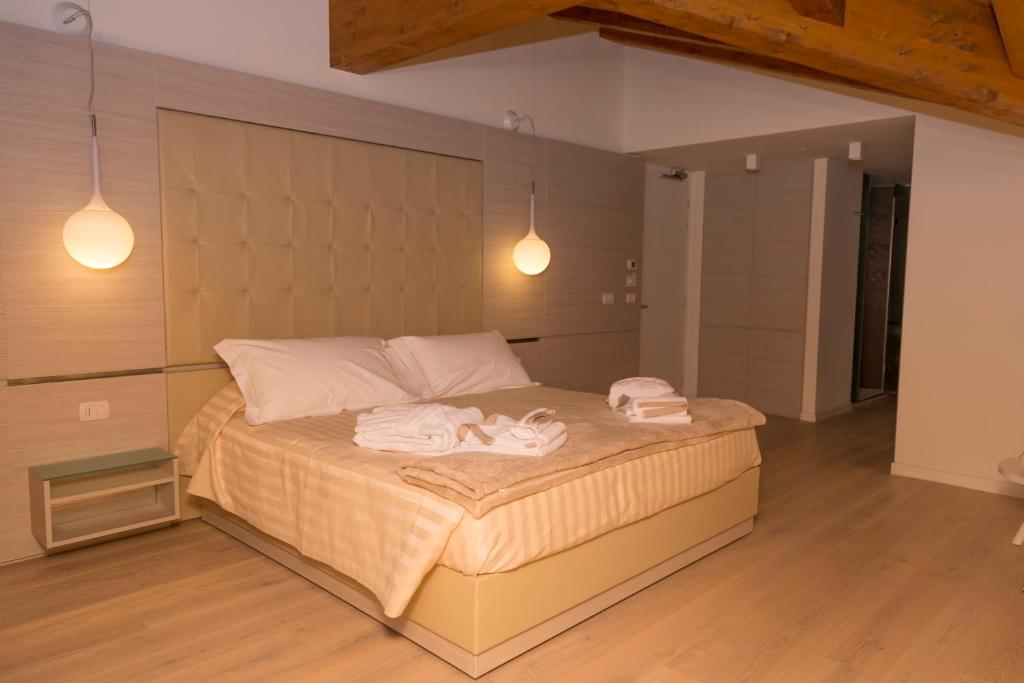 Кровать или кровати в номере White Angel Hotel