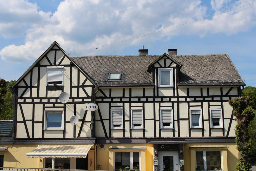 een zwart-wit gebouw met bij Hotel Garni-Tell in Siegen
