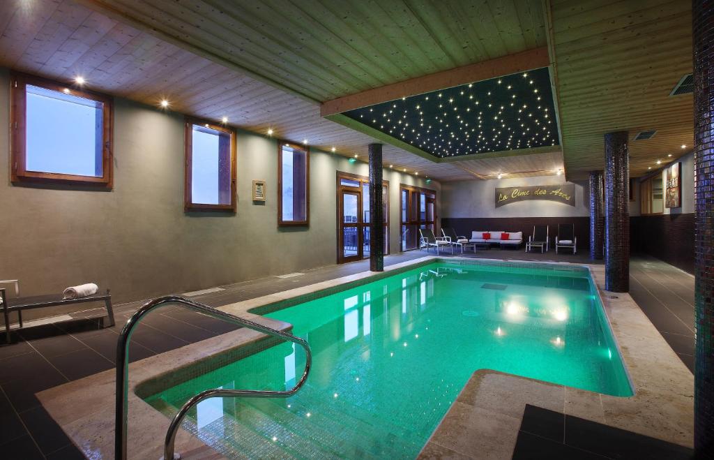 une grande piscine dans un bâtiment dans l'établissement Chalet des Neiges : La Cime Des Arcs, à Arc 2000