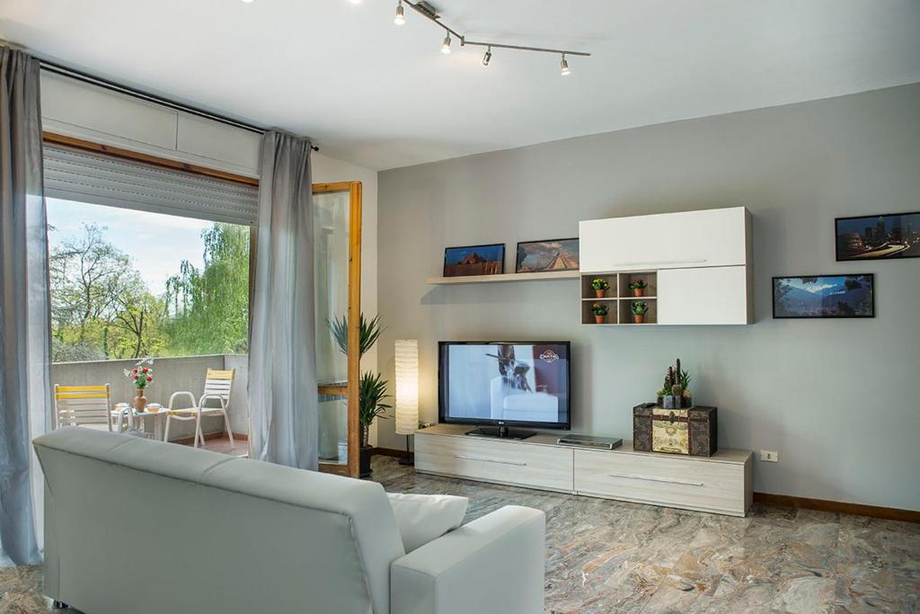 A television and/or entertainment centre at Residenze Bellaria Park "Riverside"