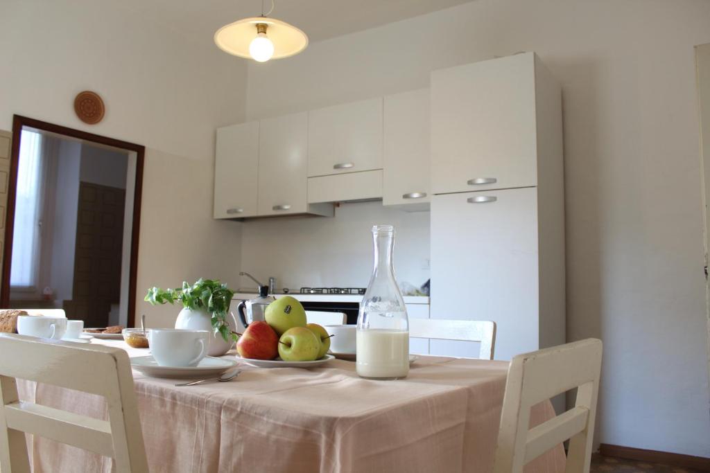- une table avec un bol de fruits et une bouteille de lait dans l'établissement La casa dei nonni, à Tassullo