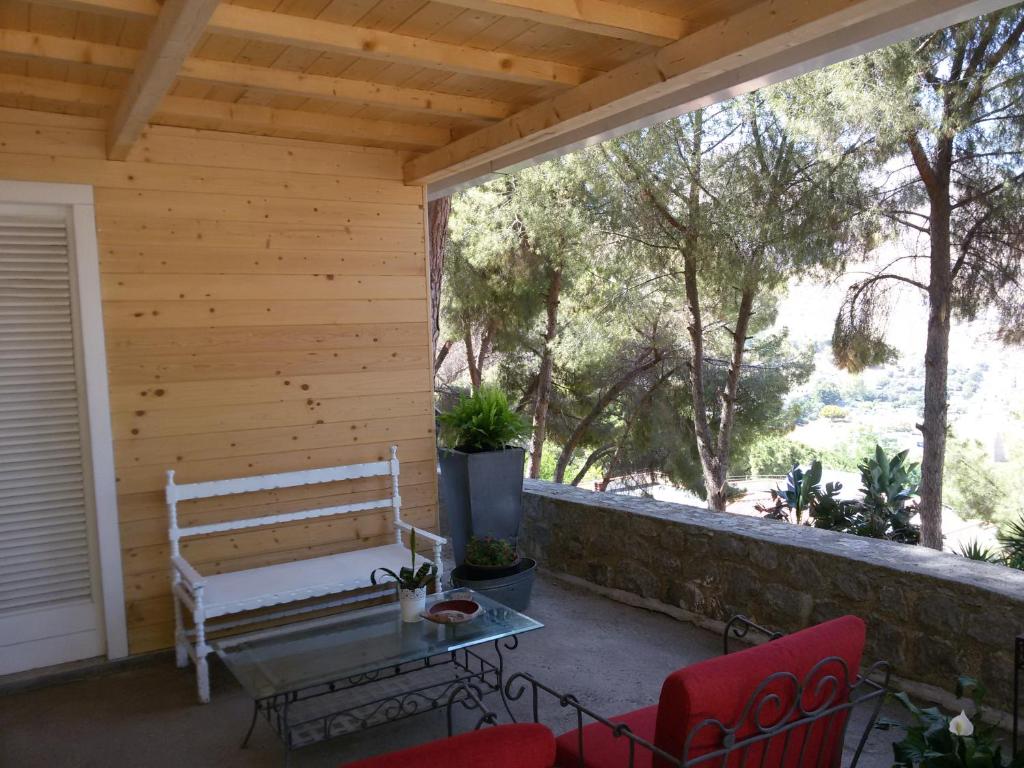 Villa Giannì في باليرمو: فرزها في الشرفة مع مقاعد وطاولة
