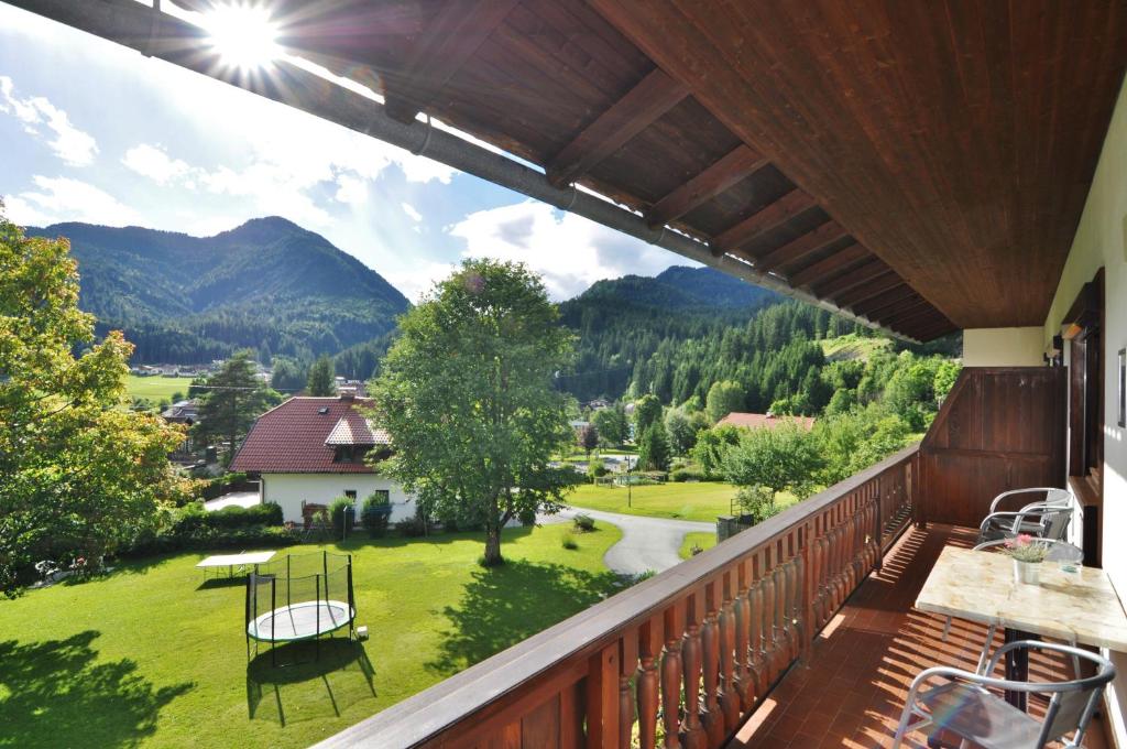 Vista generica sulle montagne o vista sulle montagne dall'interno dell'affittacamere