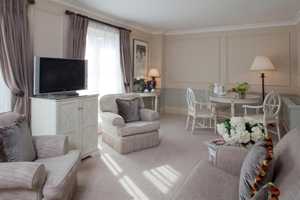 TV a/nebo společenská místnost v ubytování The Merrion Hotel