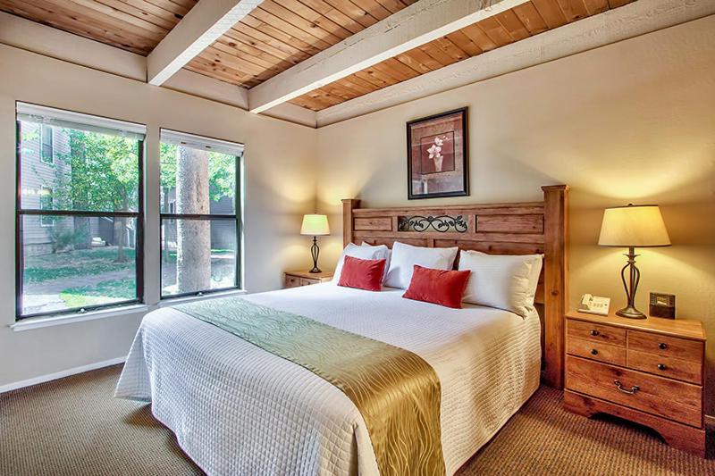 South Lake Tahoe Resort - Steps to Beach & Close to Heavenly - 四居室联排别墅，带2张床