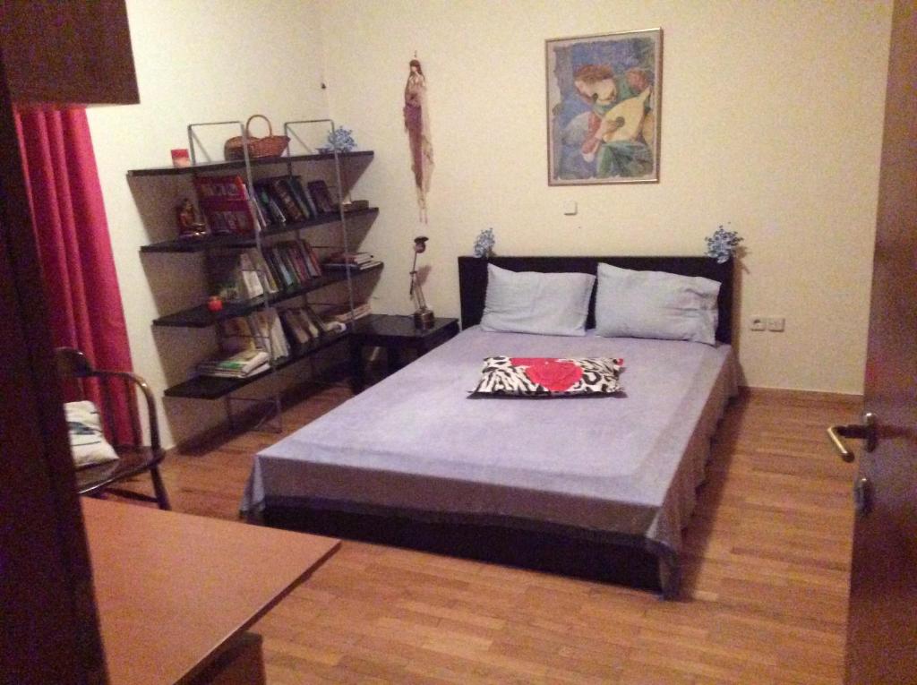 Una cama o camas en una habitación de Filyra Homestay (Όμορφο δωμάτιο σε σπίτι)