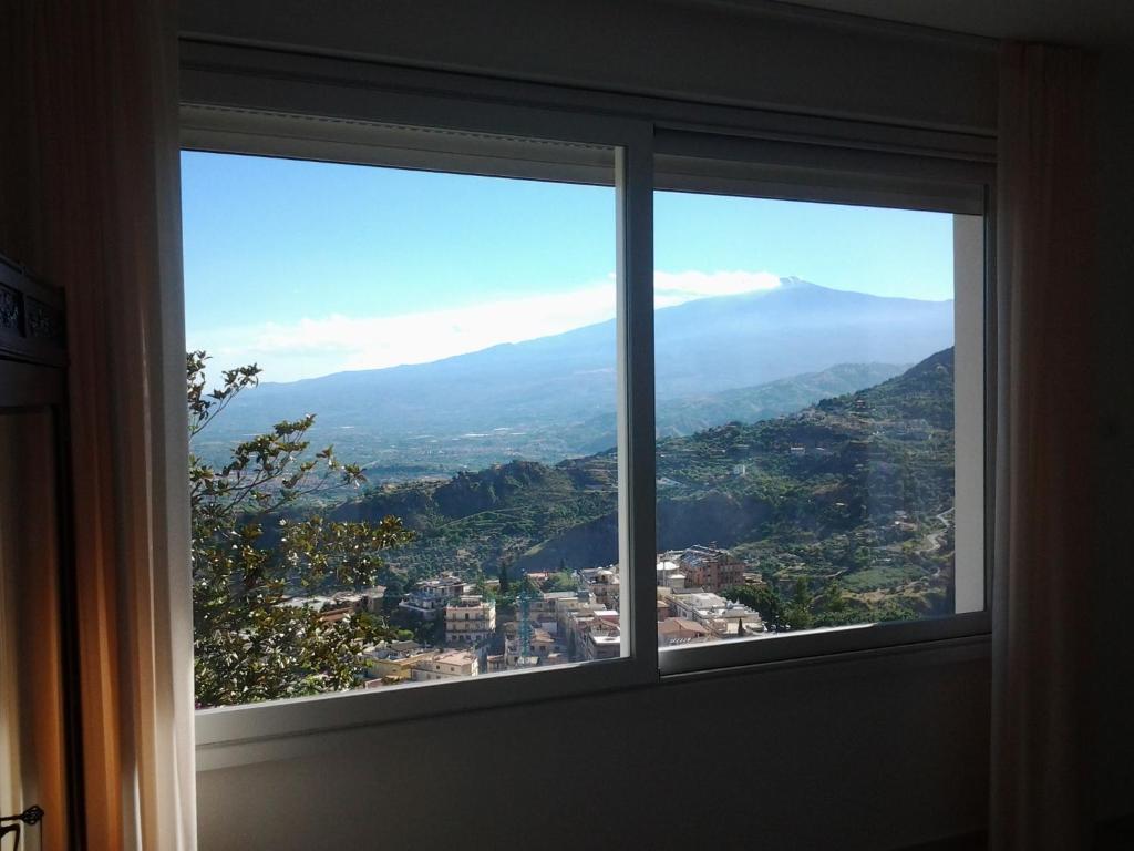 ventana con vistas a la ciudad en Sciala', en Taormina