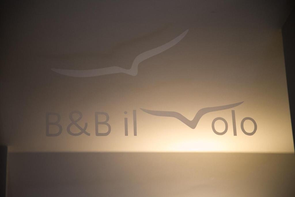 ジャルディーニ・ナクソスにあるB&B Il Voloの鳥飛行の英国石油会社の看板