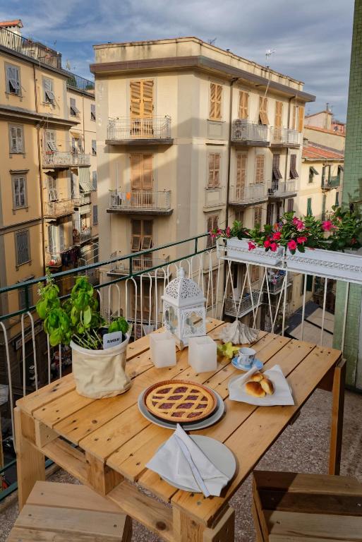 un tavolo in legno su un balcone con cibo di B&B L'Arca Di Noè a La Spezia