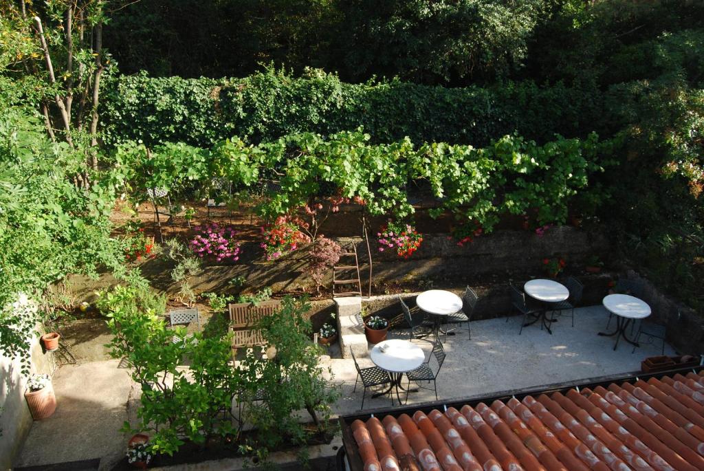 an overhead view of a garden with tables and chairs at Hotel Aurora Duino in Duino