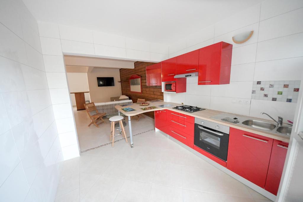 Kuchyň nebo kuchyňský kout v ubytování Residence fruit de la passion F4