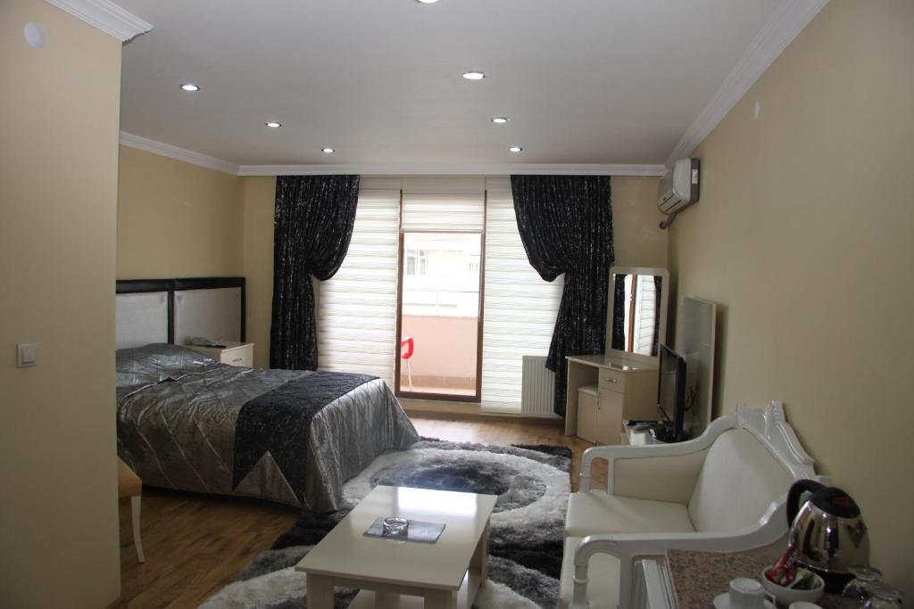 A bed or beds in a room at Cmr Aydogan Hotel
