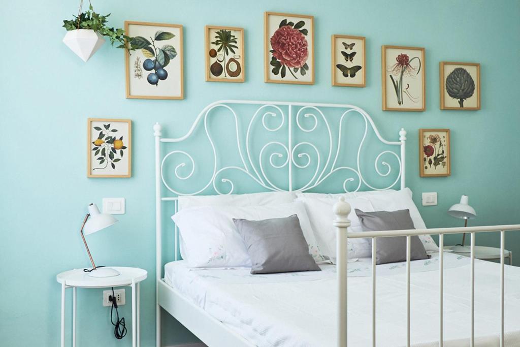 ラ・スペツィアにあるCasa Inesのベッドルーム1室(青い壁の白いベッド1台付)