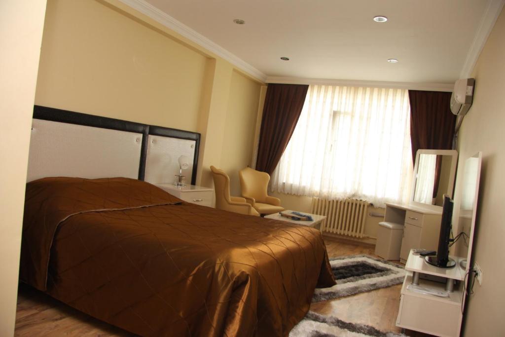 A bed or beds in a room at Cmr Aydogan Hotel