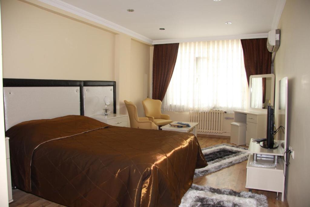 A television and/or entertainment centre at Cmr Aydogan Hotel